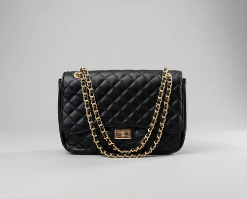 Bolsa Paris acolchoada preta vista de frente com fecho rotativo metálico e design clássico