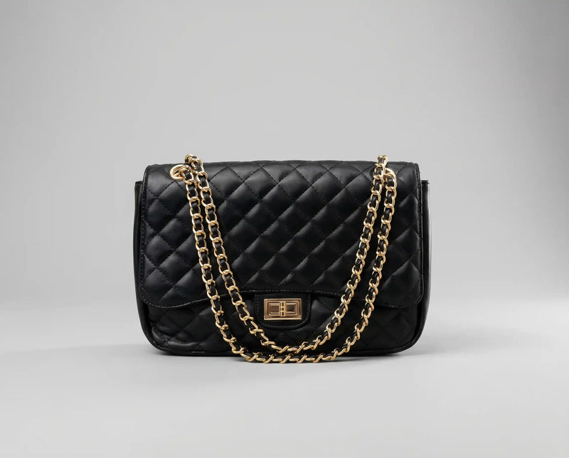 Bolsa Paris acolchoada preta vista de frente com fecho rotativo metálico e design clássico