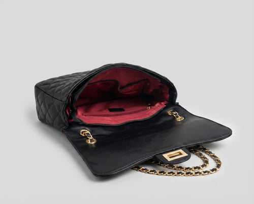 Interior da bolsa Paris preta destacando o forro vermelho contrastante e os bolsos com fecho de correr