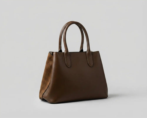 Bolsa sabrina Velucci café mostrando o contraste entre o suede e o couro PU liso na lateral