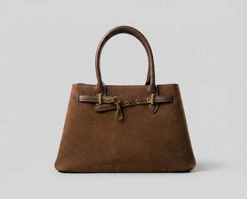 Bolsa sabrina feminina cor café com textura em suede e detalhe de fivela metálica vista de frente
