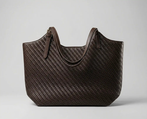 Bolsa tote feminina Velucci em couro PU trançado na cor marrom café com alças duplas e acabamento artesanal de alto padrão.