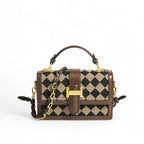 Bolsa transversal feminina Isabela marrom com estampa losango, estrutura compacta e elegante.