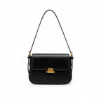 Bolsa transversal feminina preta clássica com fecho dourado, ideal para looks sofisticados.