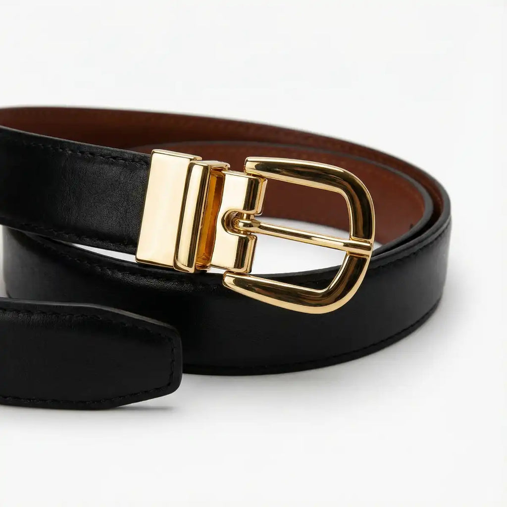 Detalhe da fivela dourada e acabamento premium do cinto reversível de couro Velucci