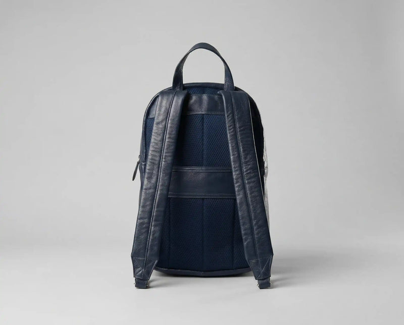Mochila Velucci em couro legítimo azul marinho — vista lateral, design clean