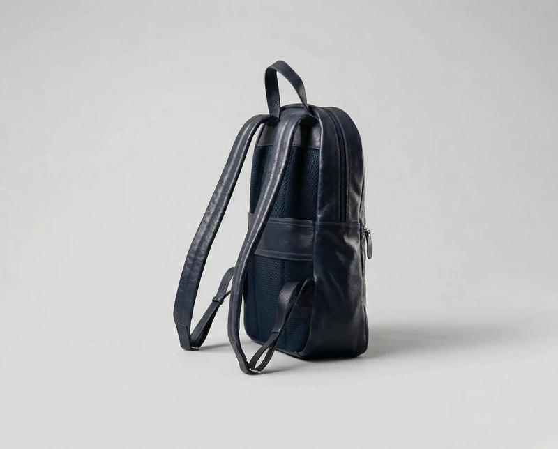 Detalhe das alças reguláveis da Mochila Velucci em couro legítimo azul marinho