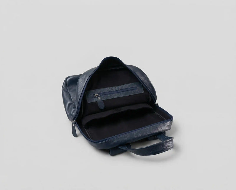 Mochila Velucci em couro genuíno azul marinho — vista frontal com zíper superior em metal