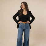 Modelo usando cinto Stella Velucci couro legítimo — styling minimalista