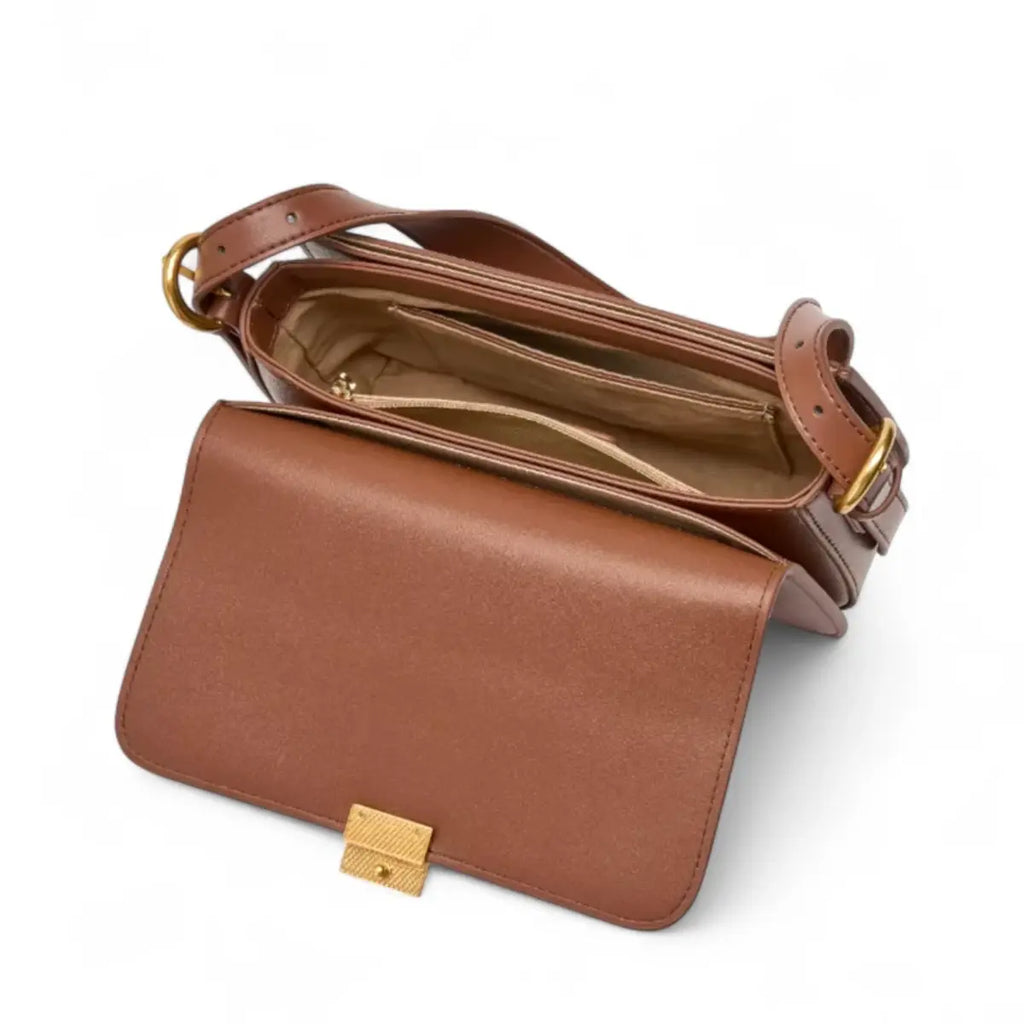 Interior de bolsa transversal feminina marrom com divisórias e bolso interno com zíper.