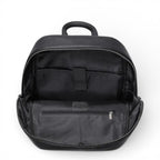 Interior da mochila Aligator em couro legítimo preta, com divisórias organizadoras e bolso com zíper.
