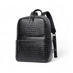 Mochila Aligator em couro legítimo preta com textura estilo crocodilo e bolso frontal com zíper.