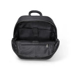 Interior da mochila Aligator em couro legítimo preta, com divisórias organizadoras e bolso com zíper.