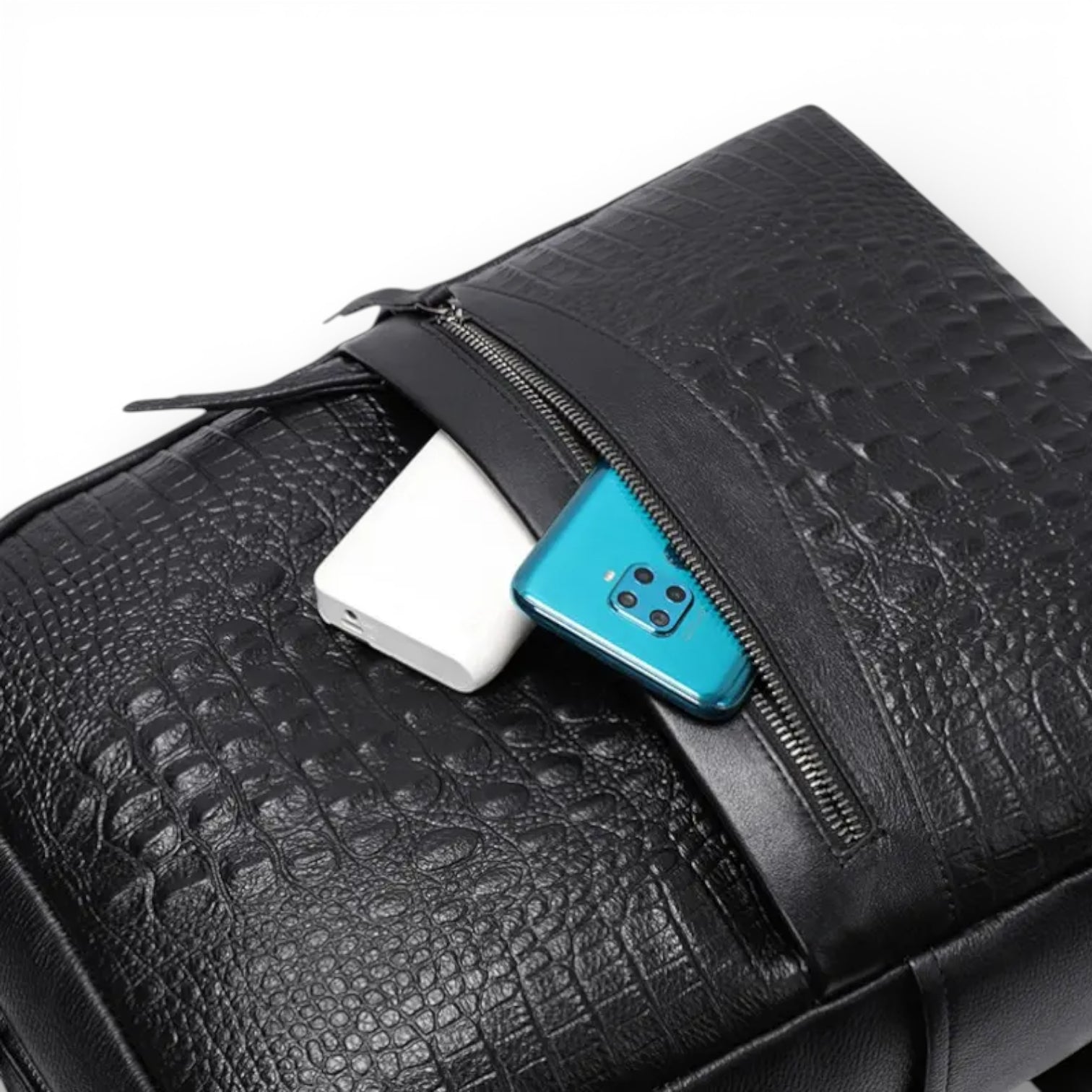 Detalhe da mochila Aligator em couro legítimo preta, bolso frontal com zíper prático para acessórios.