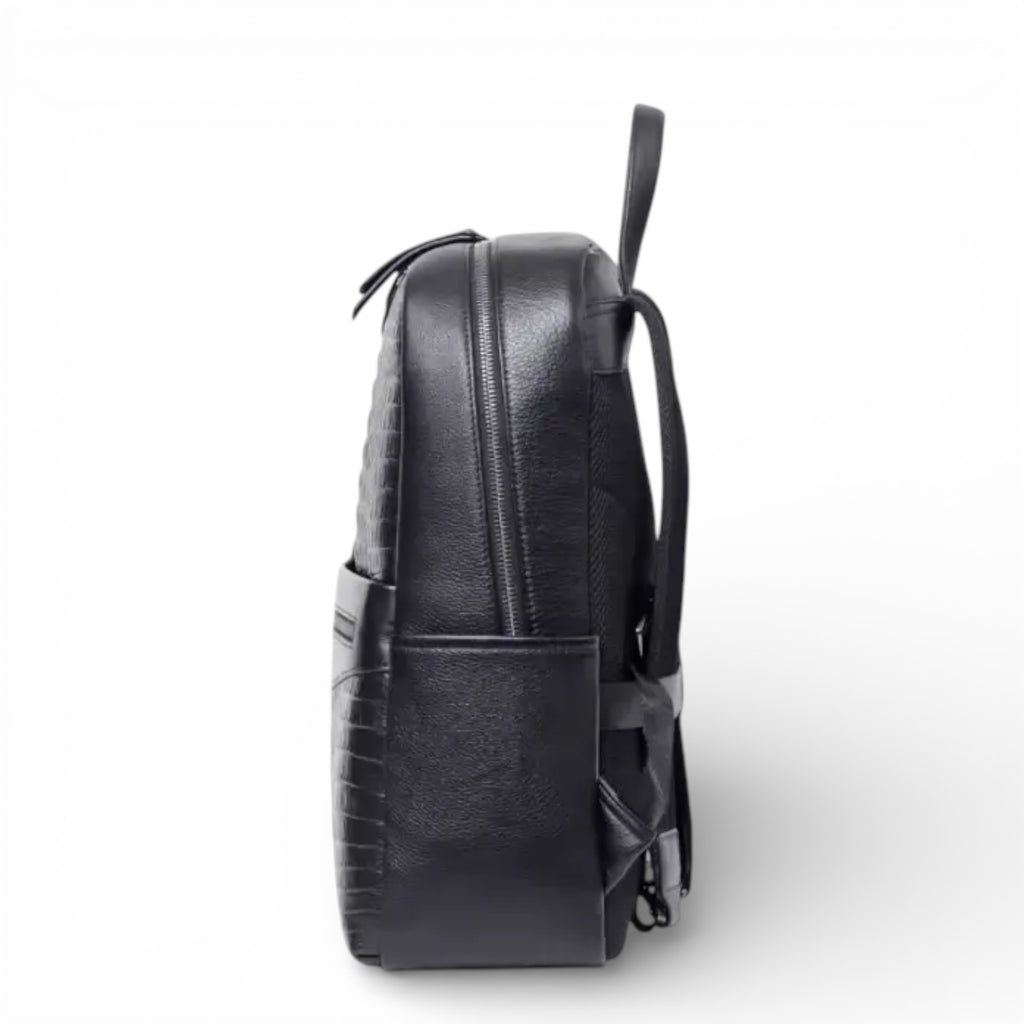 Mochila de couro legítimo preta Aligator, vista lateral com estrutura firme e acabamento premium.