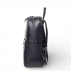 Mochila de couro legítimo preta Aligator, vista lateral com estrutura firme e acabamento premium.