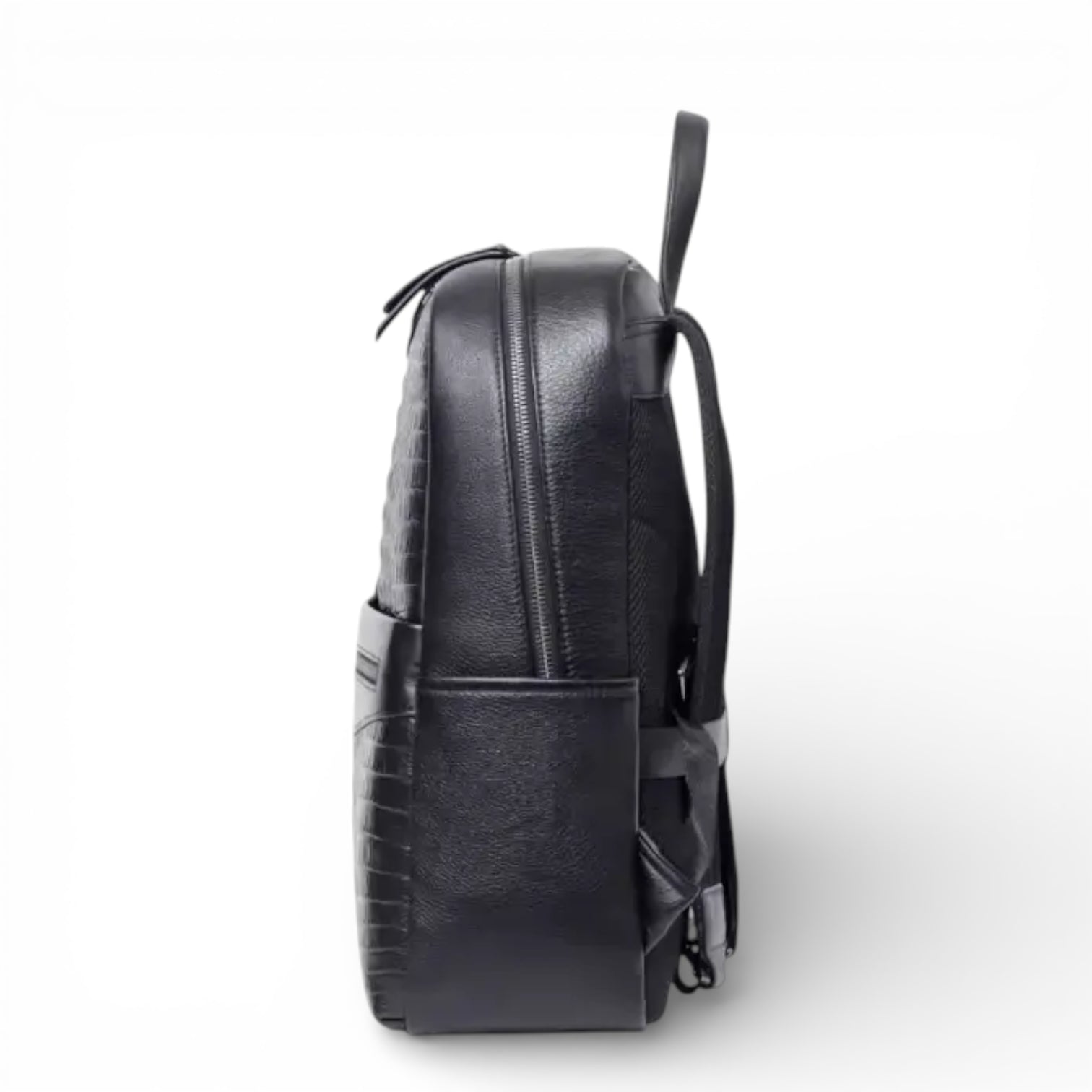 Mochila de couro legítimo preta Aligator, vista lateral com estrutura firme e acabamento premium.