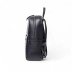 Mochila de couro legítimo preta Aligator, vista lateral com estrutura firme e acabamento premium.
