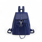 Mochila feminina azul com design moderno, fecho metálico e bolso frontal. Acabamento em couro sintético texturizado, perfeita para levar notebook, documentos e acessórios com estilo.