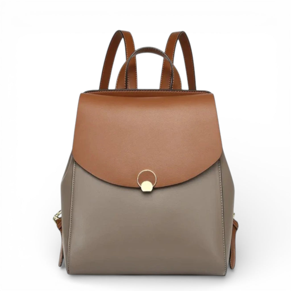 Mochila feminina de couro bege e marrom clara, design sofisticado e prático.