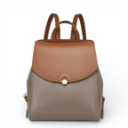 Mochila feminina de couro bege e marrom clara, design sofisticado e prático.