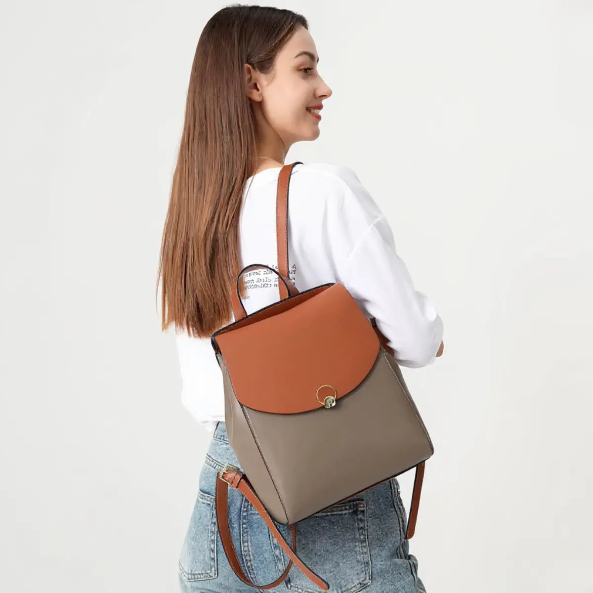 Mochila feminina de couro marrom e bege, moderna e prática para o dia a dia.