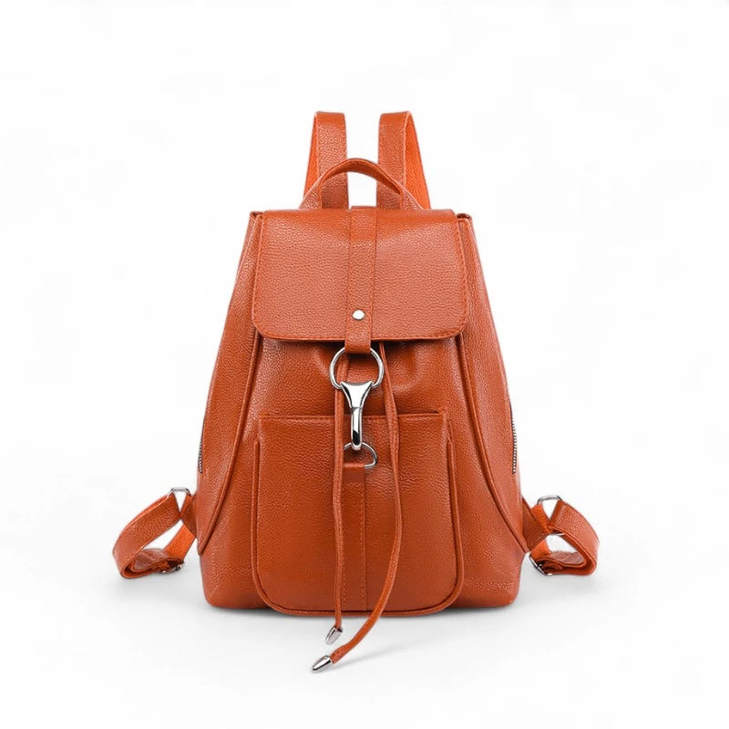 Mochila feminina laranja com design elegante, fecho com mosquetão e bolso frontal. Acabamento em couro sintético texturizado, ideal para uso diário, trabalho ou estudo.