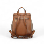 Mochila feminina marrom de couro com bolso traseiro e zíper dourado.