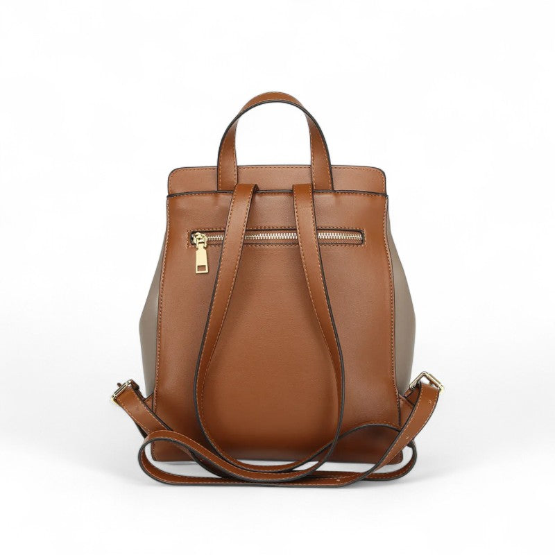 Mochila feminina marrom de couro com bolso traseiro e zíper dourado.