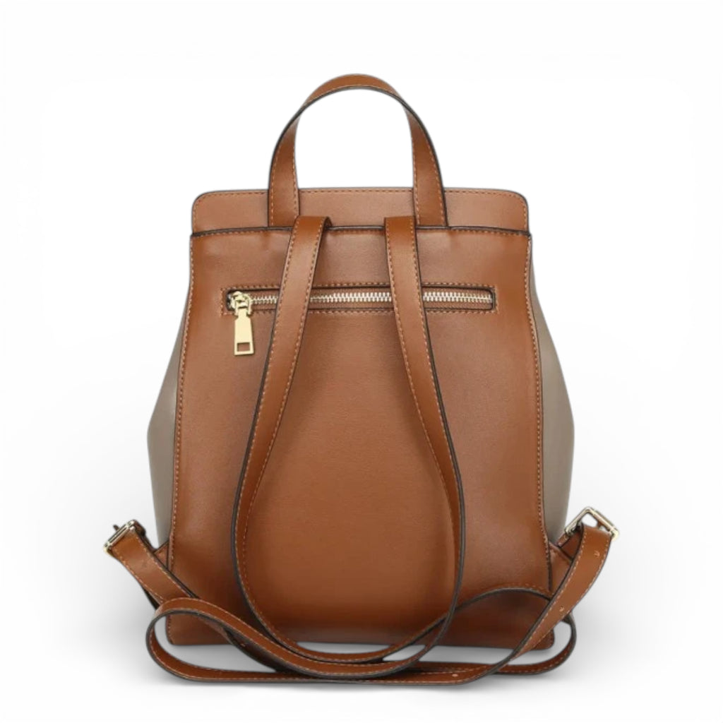 Mochila feminina marrom de couro com bolso traseiro e zíper dourado.