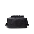 Base plana da mochila feminina preta com costura reforçada, garantindo durabilidade e estabilidade ao colocar sobre superfícies. Ideal para uso diário.