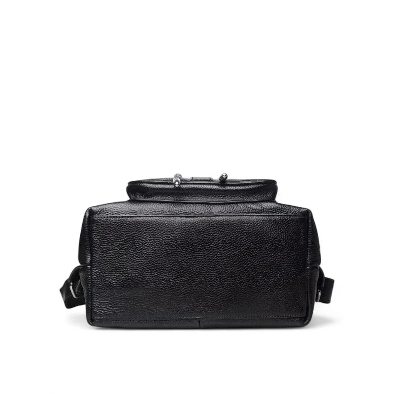 Base plana da mochila feminina preta com costura reforçada, garantindo durabilidade e estabilidade ao colocar sobre superfícies. Ideal para uso diário.