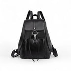 Mochila feminina preta com design minimalista, fecho com mosquetão e bolso frontal. Acabamento em couro sintético texturizado, ideal para levar notebook, documentos e acessórios com estilo.
