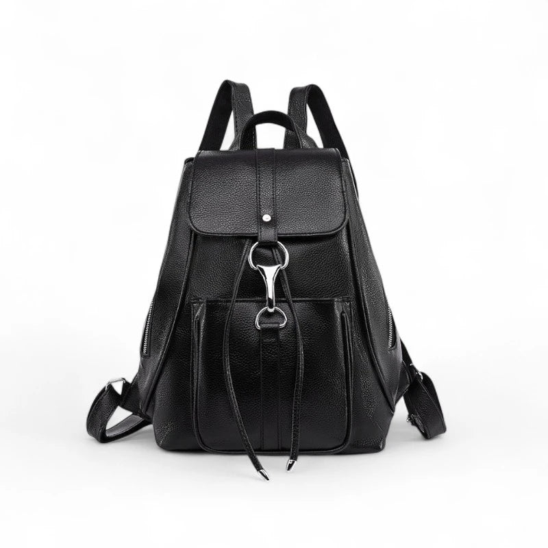 Mochila feminina preta com design minimalista, fecho com mosquetão e bolso frontal. Acabamento em couro sintético texturizado, ideal para levar notebook, documentos e acessórios com estilo.