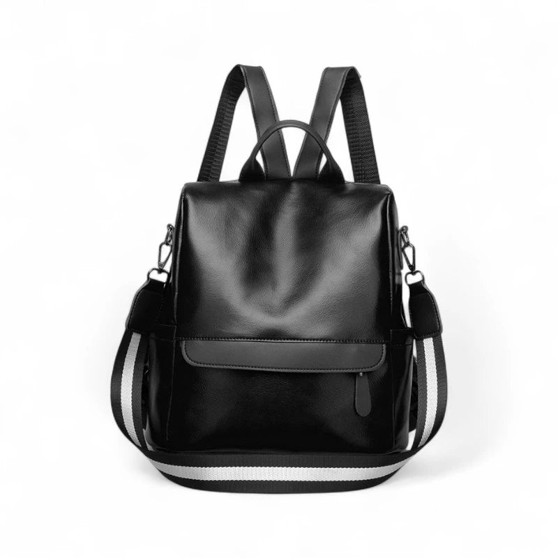 Mochila feminina preta com design minimalista, alça transversal listrada e fecho frontal. Ideal para levar notebook, documentos e acessórios com estilo.