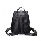 Vista traseira da mochila feminina preta com alças acolchoadas e bolsos laterais com zíper. Design ergonômico para conforto durante longos deslocamentos.