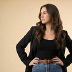 Mulher usando cinto de couro legítimo preto Velucci com calça jeans e blazer