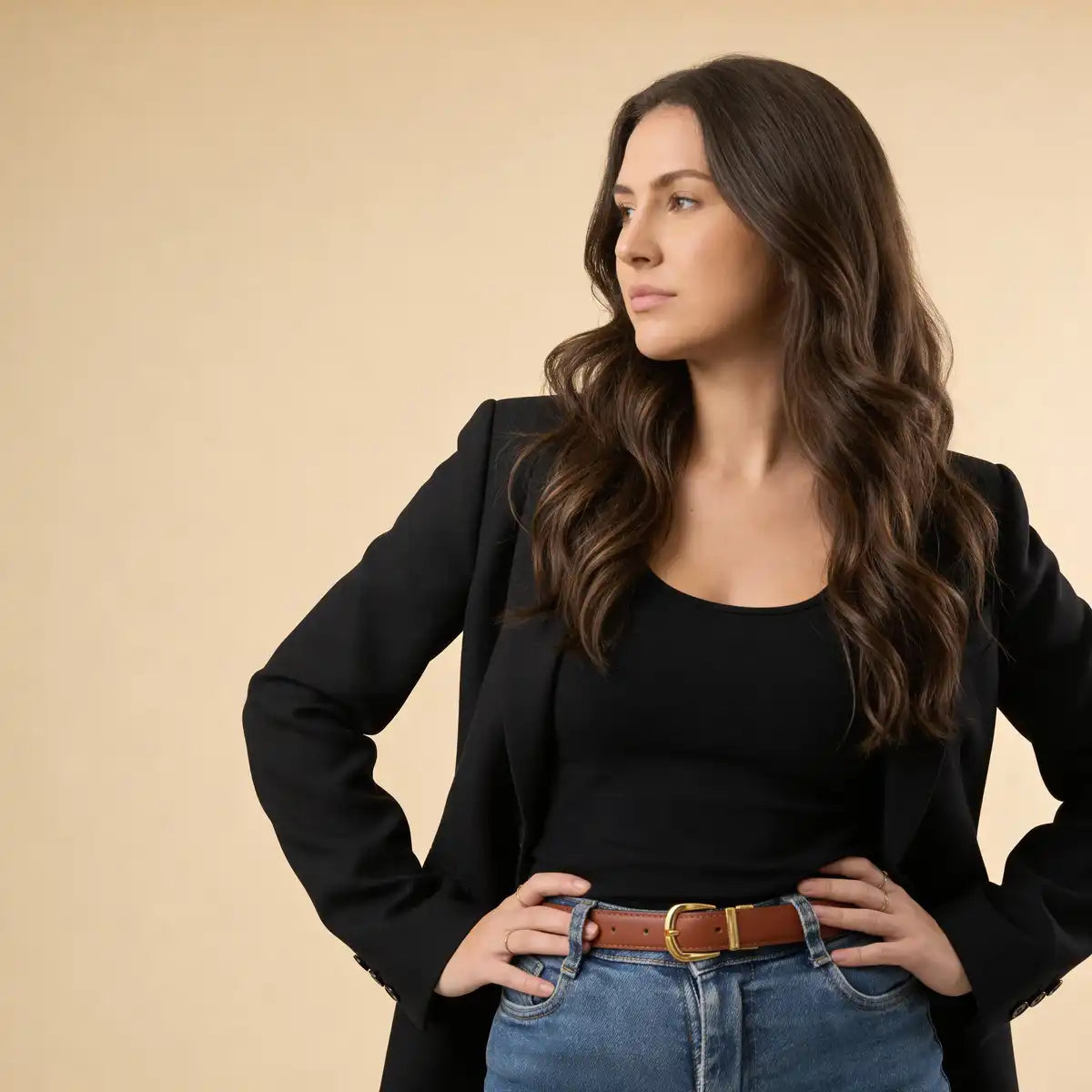 Mulher usando cinto de couro legítimo preto Velucci com calça jeans e blazer