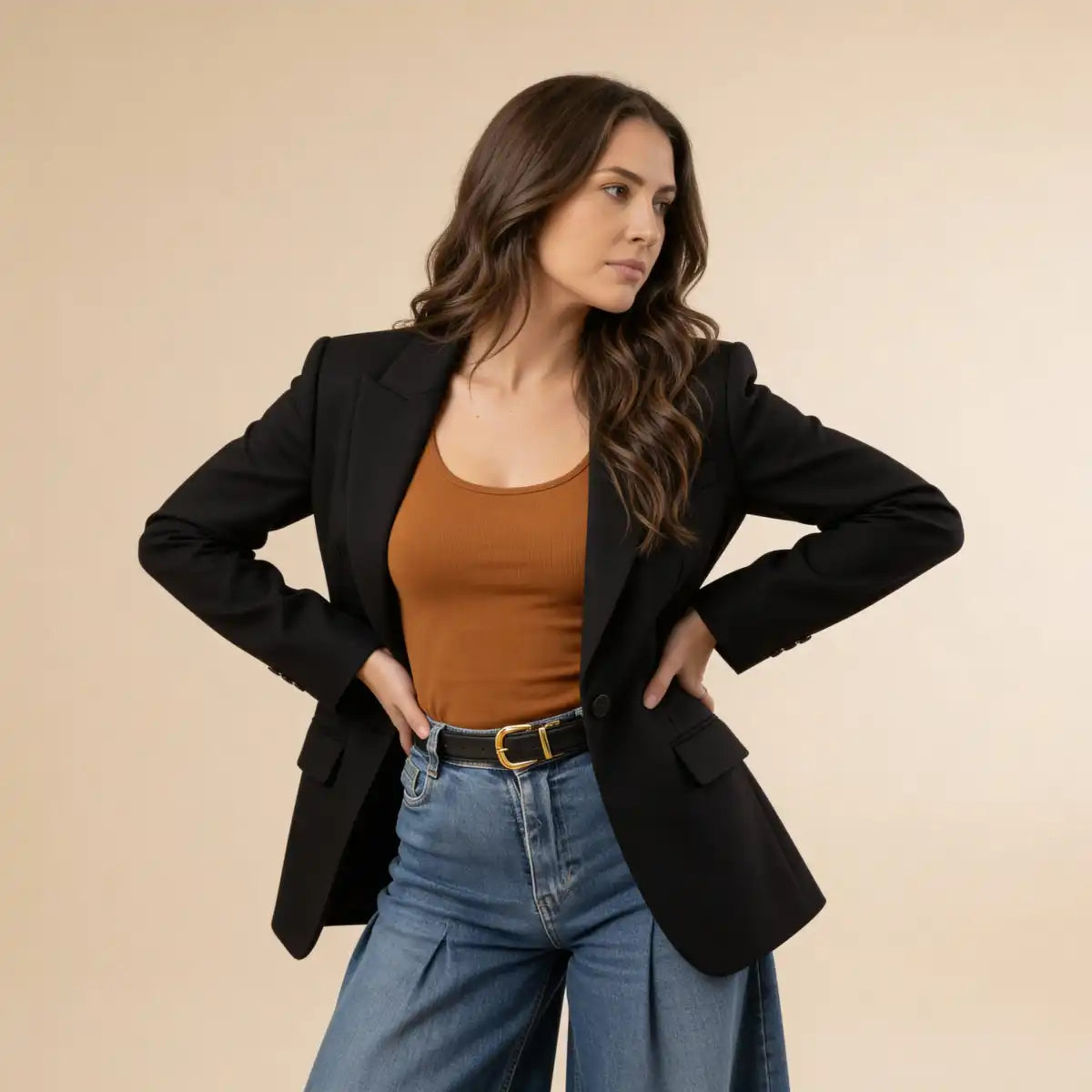 Styling com cinto de couro feminino preto Velucci em look profissional casual